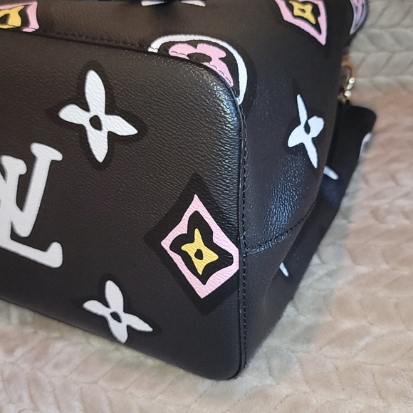 NeoNoe Wild at Heart Louis Vuitton Black Monogram Neo Noe Cross Body Bag - Picture 12 of 17